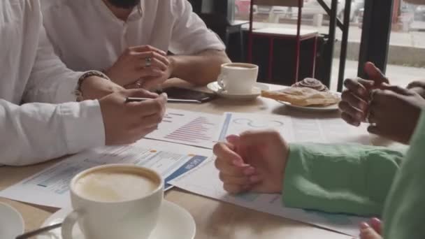 Low Angle Four Cropped Men Woman Sitting Table Cafe Having — Vídeo de Stock
