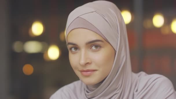 Close Young Caucasian Hazel Eyed Muslim Woman Wearing Hijab Looking — 图库视频影像
