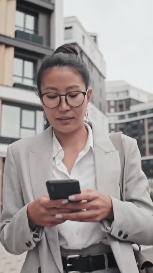 Vertical Shot Asian Businesswoman Formal Wear Glasses Walking Street Texting – Stock-video