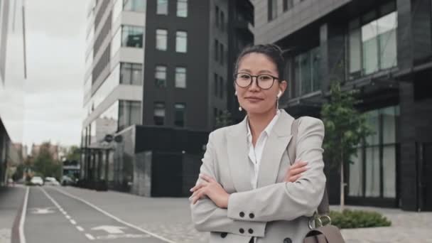 Rastreamento Retrato Bela Mulher Negócios Asiática Desgaste Formal Óculos Rua — Vídeo de Stock