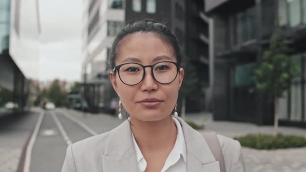 Śledzenie Zdjęć Portretowych Bliska Azjatyckiej Bizneswoman Okularach Formalne Ubranie Stojąc — Wideo stockowe