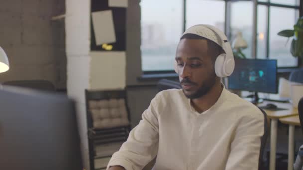Medium Close Portrait Young Black Muslim Man Wearing Kufi Ear — Stockvideo