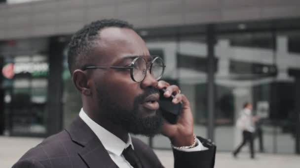 Handheld Close Tracking African American Man Suit Necktie Glasses Walking — 图库视频影像