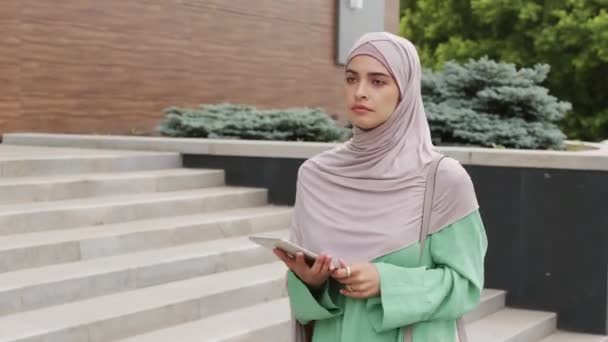 Junge Kaukasische Muslimin Trägt Hijab Hält Tablet Computer Der Hand — Stockvideo