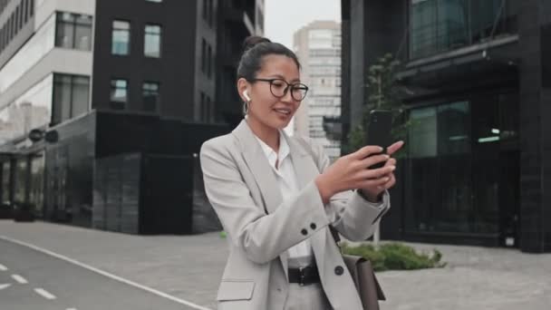 Tracking Shot Elegant Asian Businesswoman Formal Wear Standing Street Chatting — Stockvideo