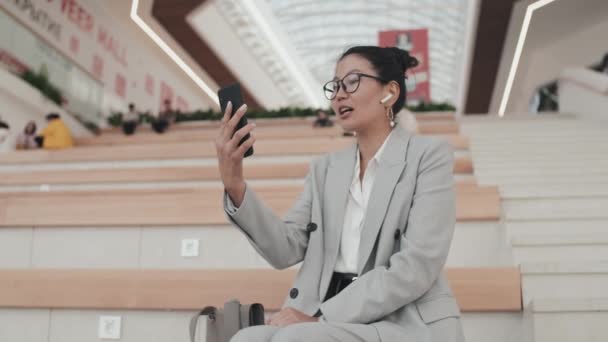 Seguimiento Tiro Feliz Mujer Negocios Asiática Ropa Formal Gafas Sentado — Vídeo de stock