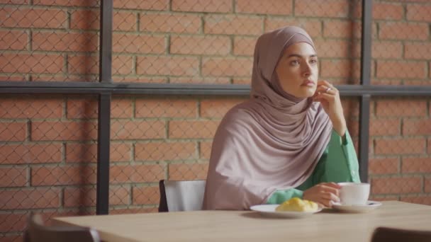 Waist Young Caucasian Woman Wearing Hijab Sitting Table Modern Cafe — Stockvideo