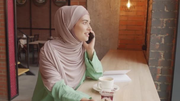 Mittelgroße Kaukasische Frau Mit Haselaugen Trägt Hijab Trinkt Kaffee Der — Stockvideo