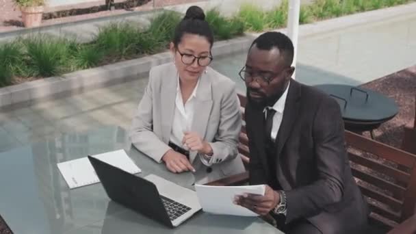 Kövesse Nyomon Nagy Látószögű Lövés Ázsiai Üzletasszony Afro Amerikai Üzletember — Stock videók