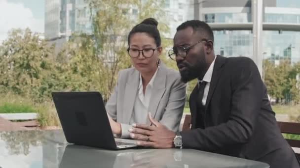 Śledzenie Zdjęcia Azjatyckiej Bizneswoman Afroamerykańskiego Biznesmena Formalnym Ubraniu Siedzi Zewnątrz — Wideo stockowe