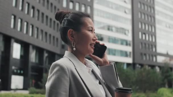 Handheld Tracking Shot Asian Businesswoman Formal Wear Drinking Coffee Talking — 图库视频影像