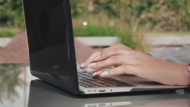 Nyomon Követés Közeli Felismerhetetlen Üzletasszony Dolgozik Laptop Miközben Asztalnál Szabadtéri — Stock videók