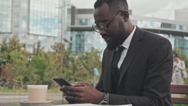 Sledování Střední Snímek Afroamerického Podnikatele Obleku Brýle Sedí Stolu Venkovní — Stock video
