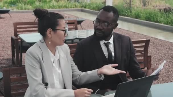Średnie Ujęcie Azjatyckiej Bizneswoman Afro Amerykańskiego Biznesmena Formalnym Stroju Okularach — Wideo stockowe