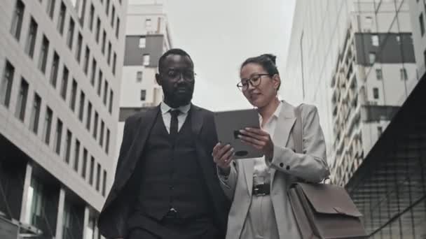 Niski Kąt Śledzenia Afroamerykańskiego Biznesmena Azjatyckiej Biznesmenki Formalnym Ubraniu Okularach — Wideo stockowe