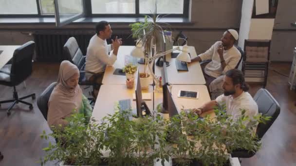Nagy Látószögű Többnemzetiségű Férfiak Nők Ülnek Asztaloknál Nyílt Irodában Munkanapon — Stock videók
