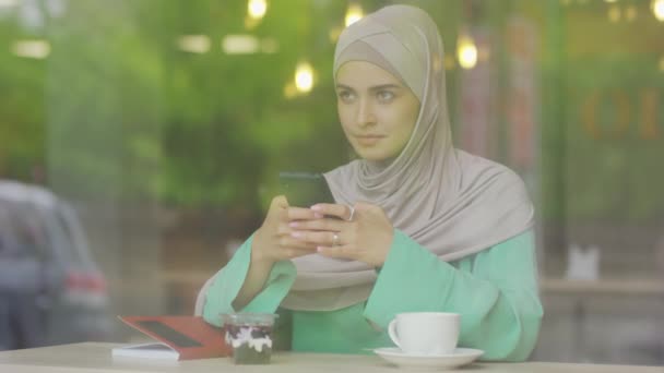 Waist View Window Cafe Daytime Young Caucasian Muslim Woman Wearing — Stockvideo
