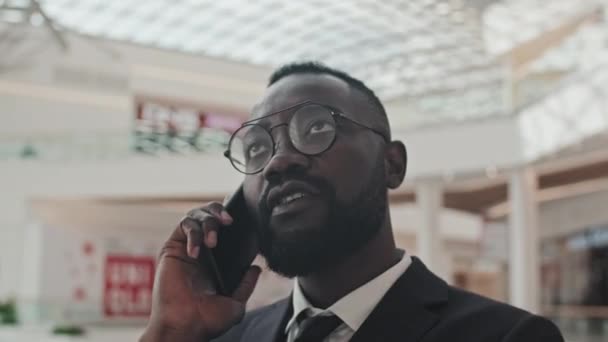 Close Rastreamento Tiro Empresário Afro Americano Terno Óculos Lobby Prédio — Vídeo de Stock