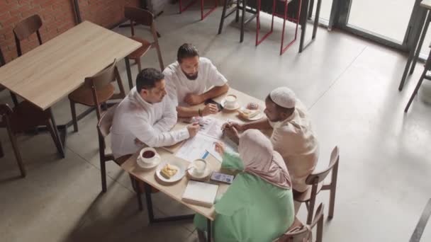 High Angle Four Multiethnic Men Woman Sitting Table Cafe Having — Vídeo de Stock