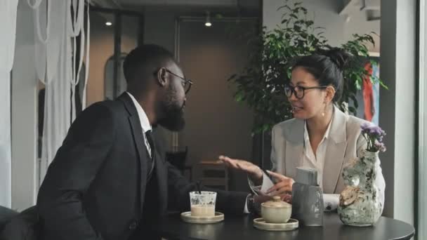 Medium Shot African American Businessman Asian Businesswoman Suit Glasses Sitting — Stockvideo