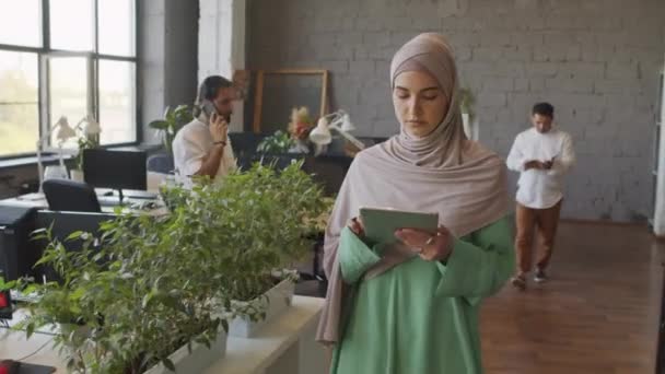 Sledovací Médium Zamyšlené Bělošky Zelených Šatech Hidžábu Pomocí Tabletu Počítače — Stock video