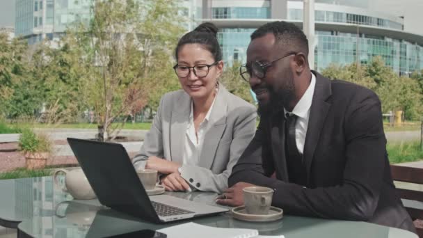 Mediana Toma Mujer Negocios Asiática Hombre Negocios Afroamericano Ropa Formal — Vídeos de Stock