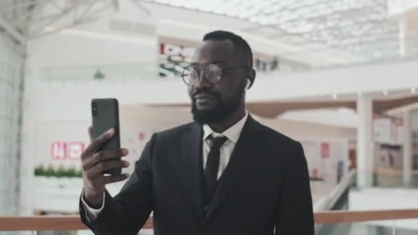 Handheld Medium Shot Happy African American Businessman Formal Wear Earphones — 图库视频影像