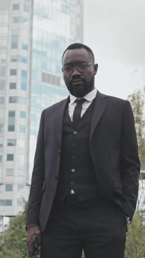 Ritratto Verticale Elegante Uomo Affari Afro Americano Abito Tre Pezzi — Video Stock