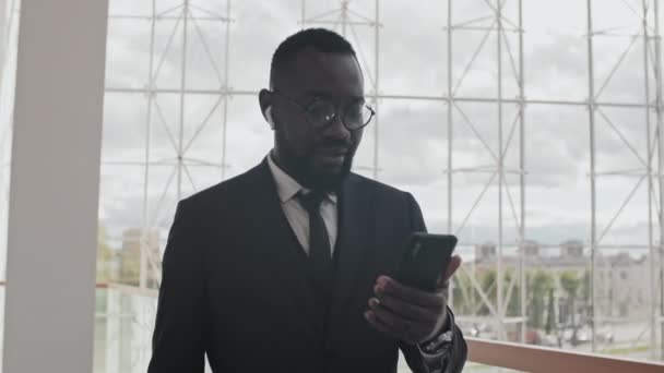 Tracking Shot Happy African American Businessman Formal Wear Glasses Walking — 图库视频影像