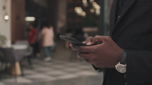 Mid Section Tracking Shot Unrecognizable Businessman Formal Wear Walking Mall — Video Stock