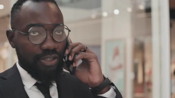 Tracking Close African American Businessman Formal Wear Glasses Walking Mall — 图库视频影像