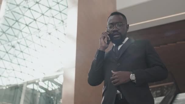 Rastreamento Empresário Afro Americano Terno Óculos Descendo Escada Rolante Prédio — Vídeo de Stock