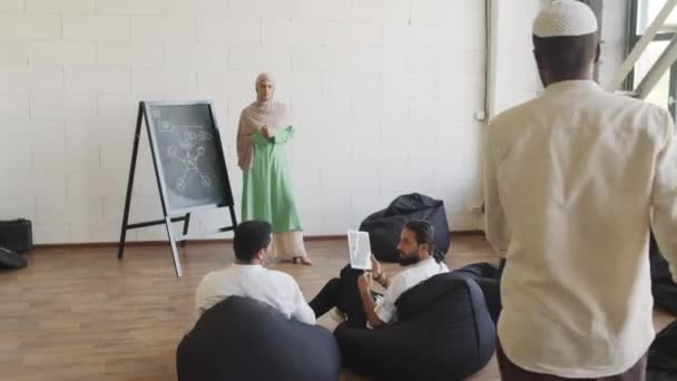 Tracking Young Caucasian Woman Wearing Hijab Standing Chalkboard Diagram Making — Video Stock