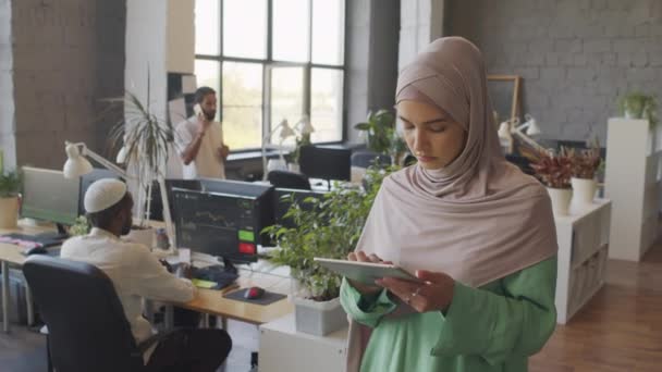 Waist Portrait Hazel Eyed Caucasian Woman Wearing Hijab Using Tablet — Stockvideo