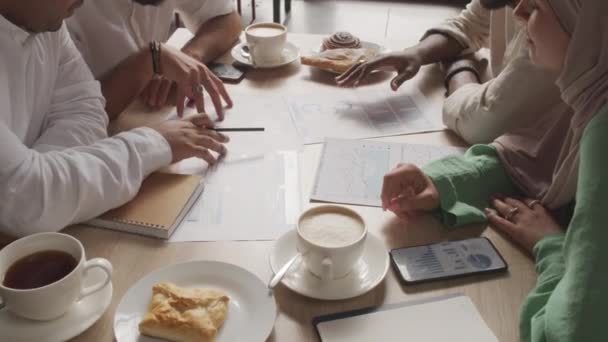 Angolo Alto Quattro Uomini Donne Ritagliati Seduti Tavola Nel Caffè — Video Stock