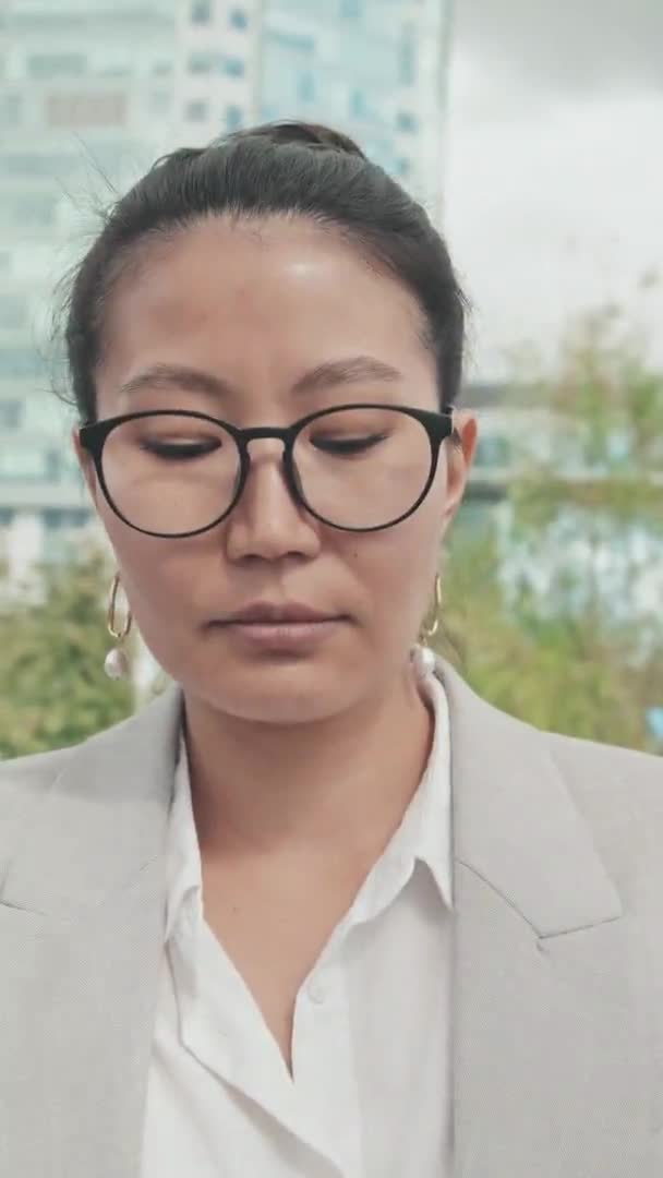 Close Handheld Vertical Portrait Shot Asian Businesswoman Suit Glasses Looking — Stockvideo