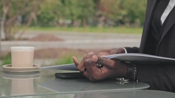 Close Shot Unrecognizable African American Businessman Suit Sitting Table Sidewalk — Stock Video