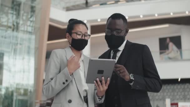 Asyalı Kadını Resmi Giysiler Yüz Maskeleri Takan Erkek Arkadaşının Ofis — Stok video