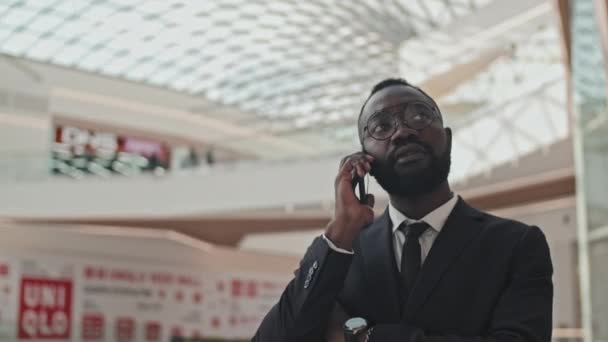 Rastreamento Tiro Empresário Afro Americano Desgaste Formal Óculos Lobby Grande — Vídeo de Stock
