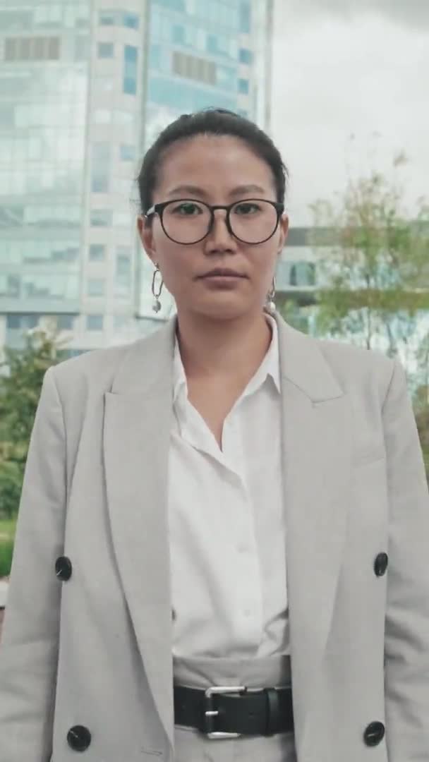 Podręczny Pionowy Portret Azjatyckiej Bizneswoman Formalnym Stroju Okularach Pozowanie Kamery — Wideo stockowe