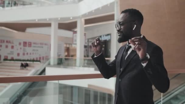 Rastreamento Tiro Empresário Afro Americano Despreocupado Fones Ouvido Dançando Shopping — Vídeo de Stock