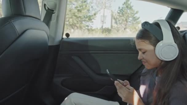 Captura Mão Menina Fones Ouvido Ouvindo Música Usando Telefone Celular — Vídeo de Stock
