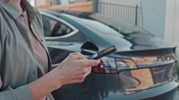 Mid Section Tracking Unrecognizable Woman Typing Mobile Phone While Standing — Stock Video