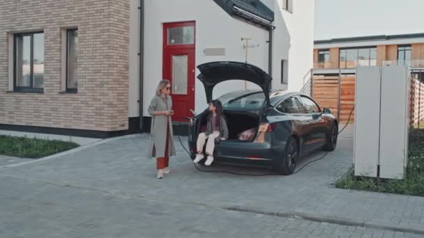 Şık Bir Annenin Yaşındaki Kızıyla Banliyö Evinden Önce Elektrikli Arabanın — Stok video