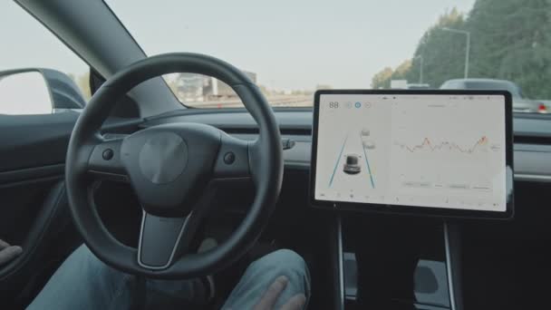 高速道路を走行する自動運転の電気自動車から至近距離で撮影され 周辺環境を分析する技術を使用しています 運転席に座っている男 — ストック動画