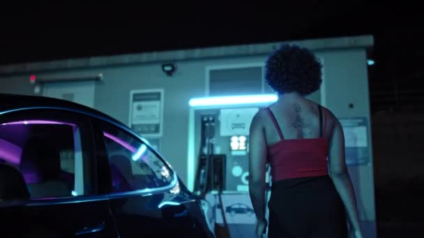 Στιγμιότυπο Παρακολούθησης Νεαρής Αφροαμερικανής Γυναίκας Που Φορτίζει Ηλεκτρικό Της Αυτοκίνητο — Αρχείο Βίντεο