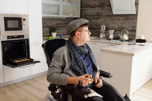 Man in casualwear eten zelfgemaakt koekje — Stockfoto