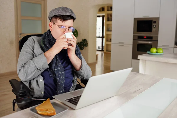 Empresário contemporâneo ou freelancer bebendo café pela manhã — Fotografia de Stock