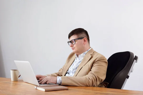Kortárs üzletember ül tolószékben előtt laptop — Stock Fotó