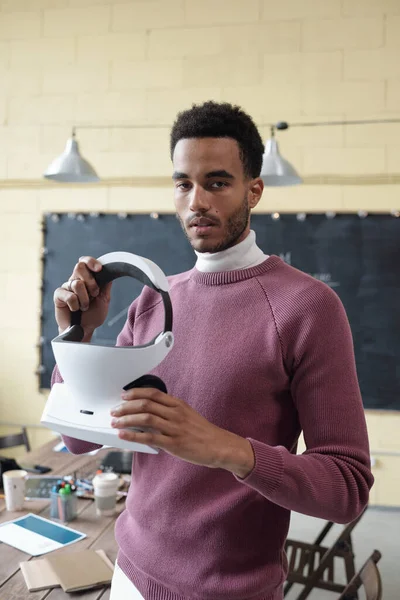 Elinde kamera olan kendine güvenen genç bir iş adamı.